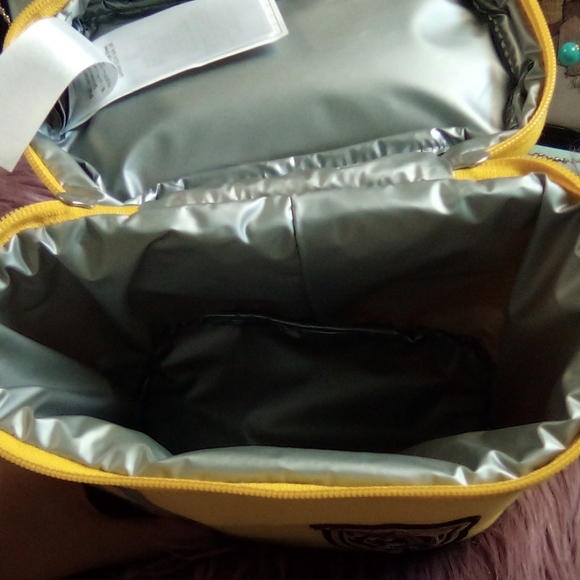 Hufflepuff Water Bottle & Lunchbox Set - Picture 3 of 6